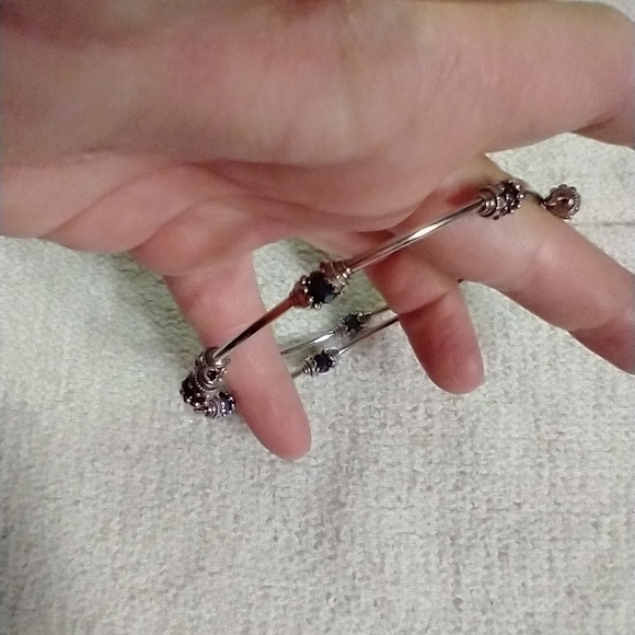 Silvertone dark blue beaded wire bracelet - Picture 2 of 2